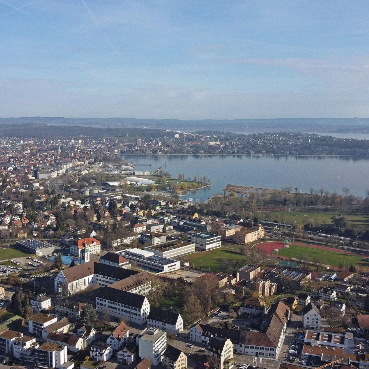 Der Campus der PHTG auf einer Luftaufnahme. Der Bodensee sowie die Stadt Konstanz sind sichtbar.