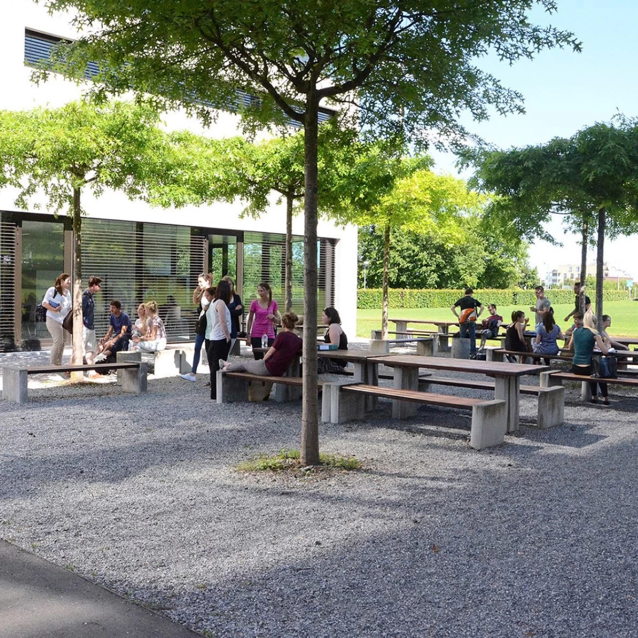 Studierende auf dem Gelände des Campus der PHTG.