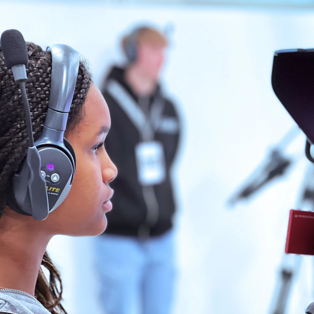 Schülerinnen und Schüler filmen konzentriert für eine Liveübertragung im CTV-Studio der PHTG.