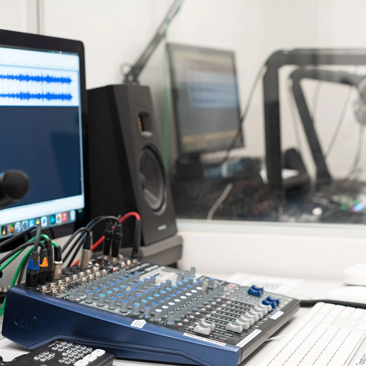 Blick ins Tonstudio über den Audiomischpult
