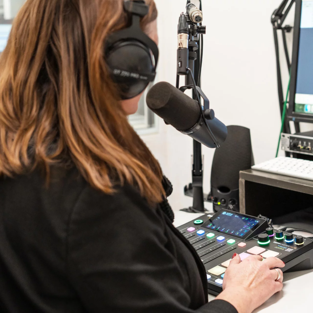 Podcast-Sprecherin bei Audioaufnahme im Tonstudio