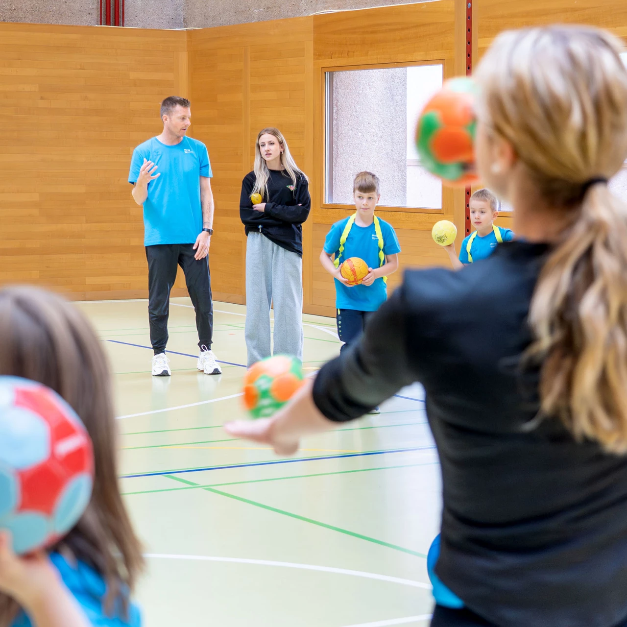 Fachbereich Bewegung und Sport an der PHTG. Turnsituation Studierende mit Kindern.