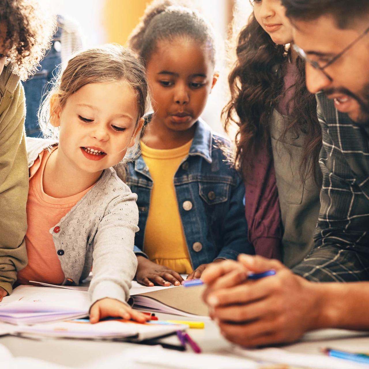 Ein Bild zu Fach­stellen & Unterrichts­materialien für Lehrpersonen, welche eine Idee für den Unterricht wünschen.