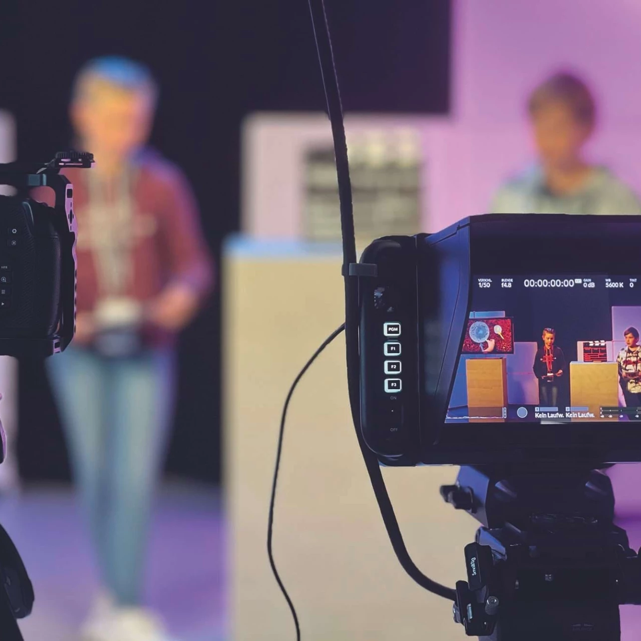 Schülerinnen und Schüler produzieren im CampusTV-Studie ihre eigene Fernsehsendung.