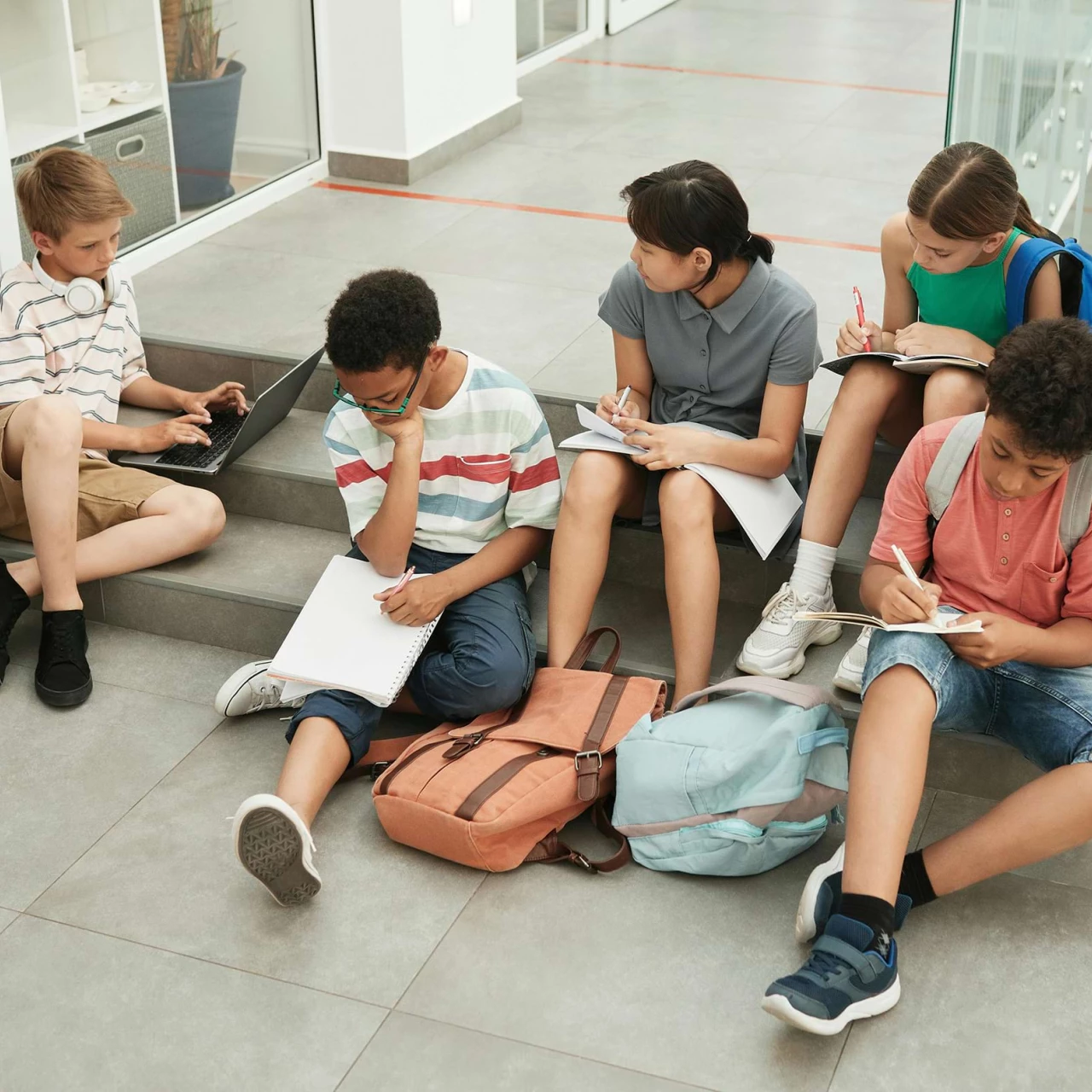 Eine Gruppenarbeit. Kinder lösen zusammen eine Aufgabe.