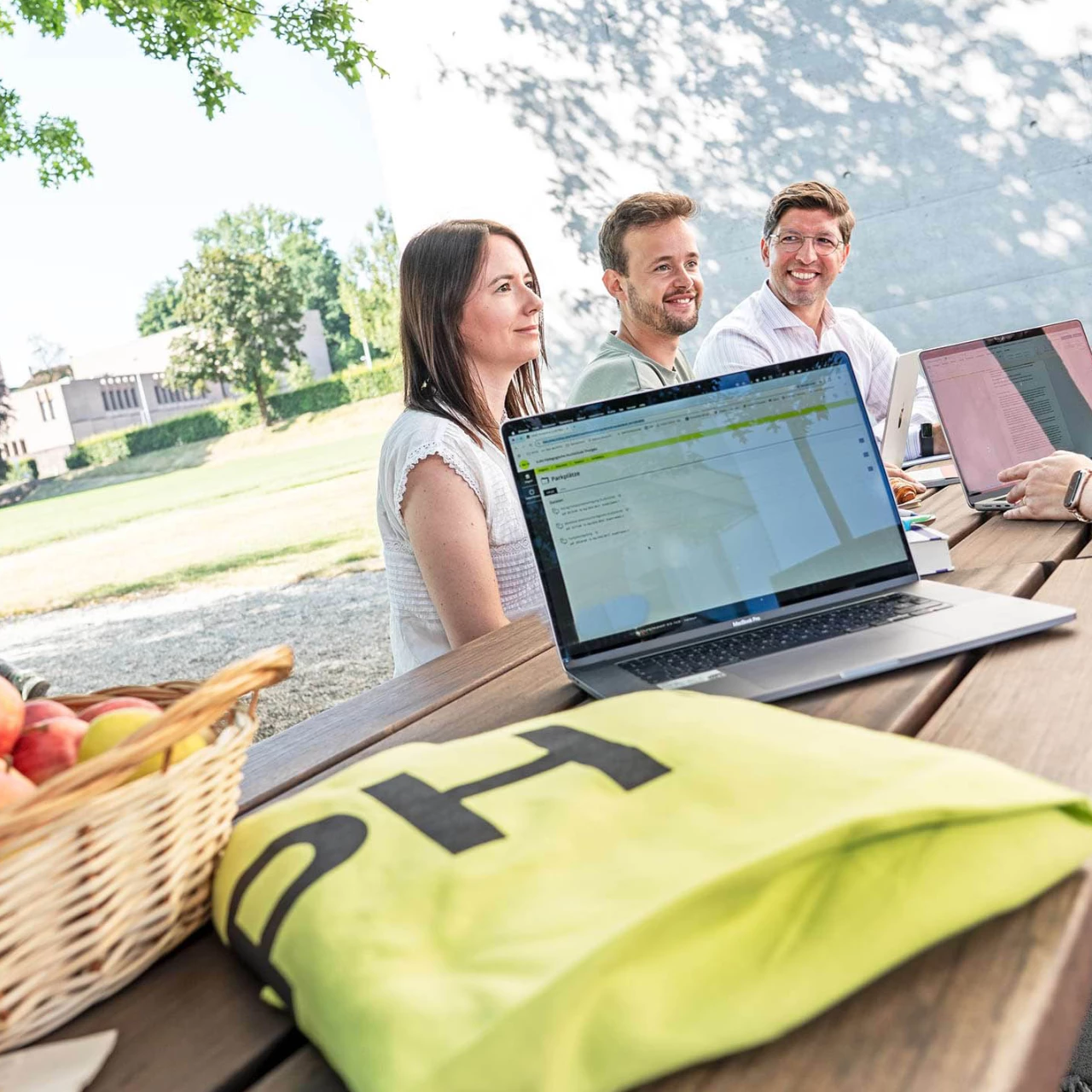 Lernen und arbeiten draussen auf dem Campus der PHTG.