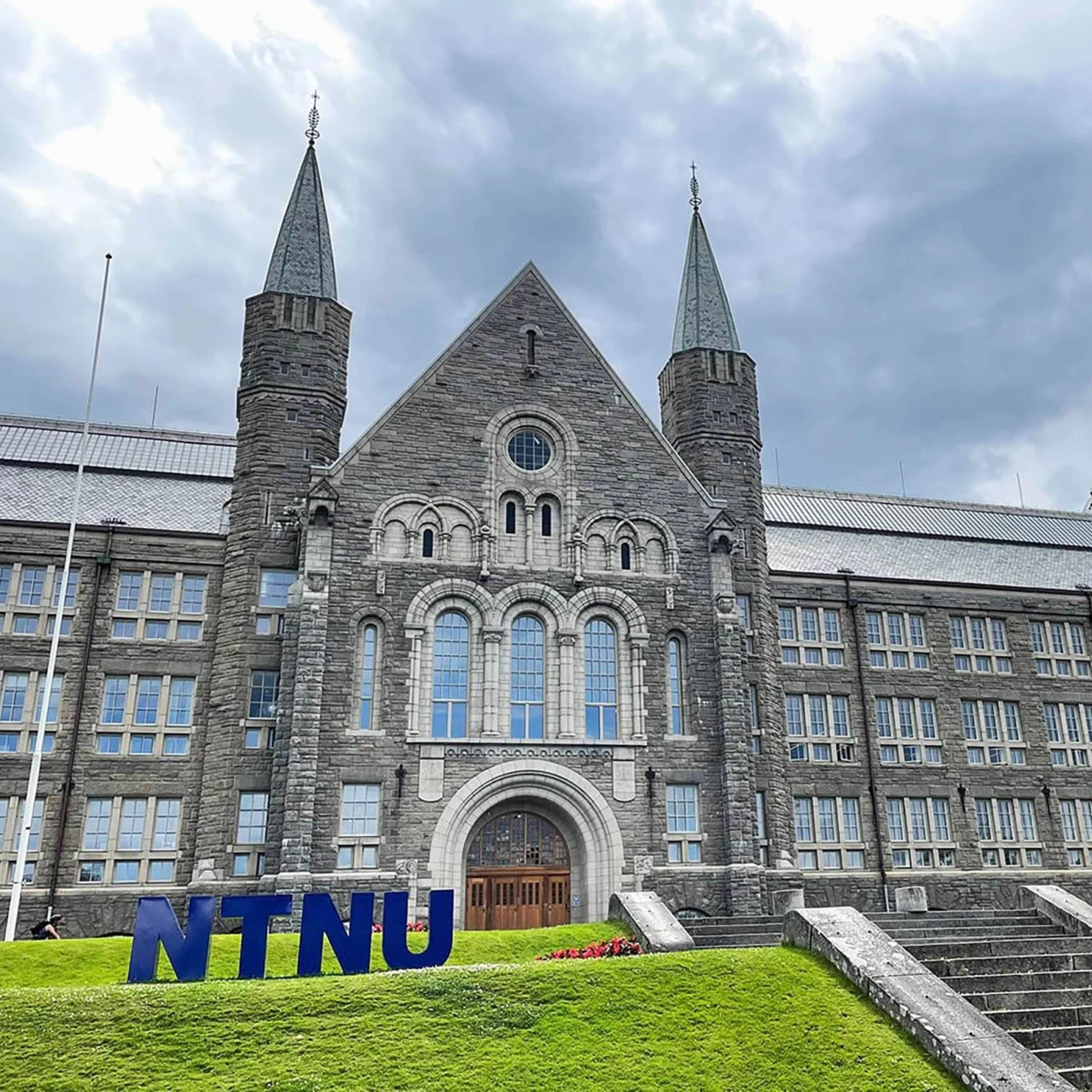 Auf dem Bild wird die Partnerhochschule von der PHTG in Norwegen gezeigt. Der Name von ihr ist Norwegian University of Science and Technology.