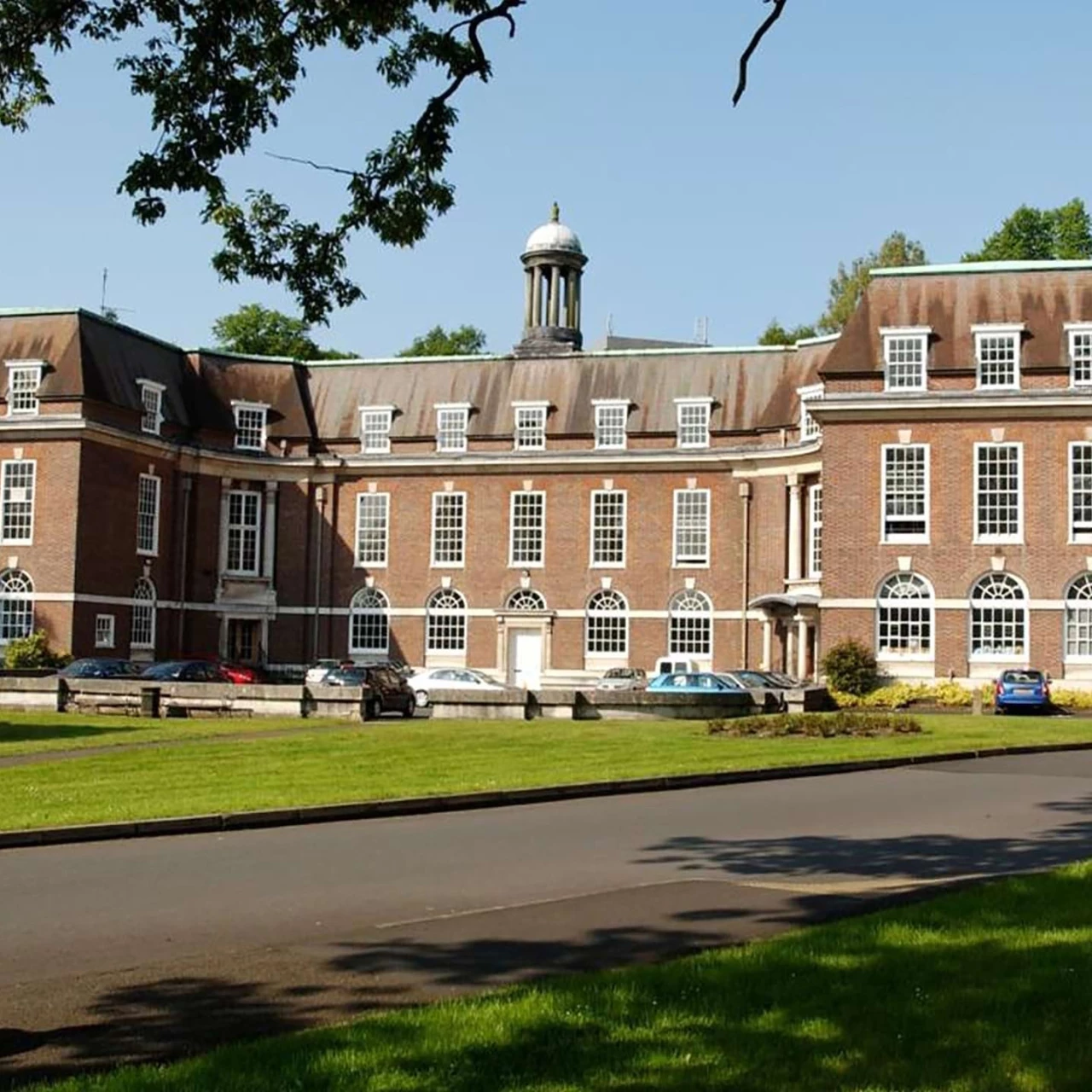 Auf dem Bild wird die Partnerhochschule von der PHTG in Belfast Nordirland gezeigt. Der Name von ihr ist Stranmillis University College Belfast, Nordirland