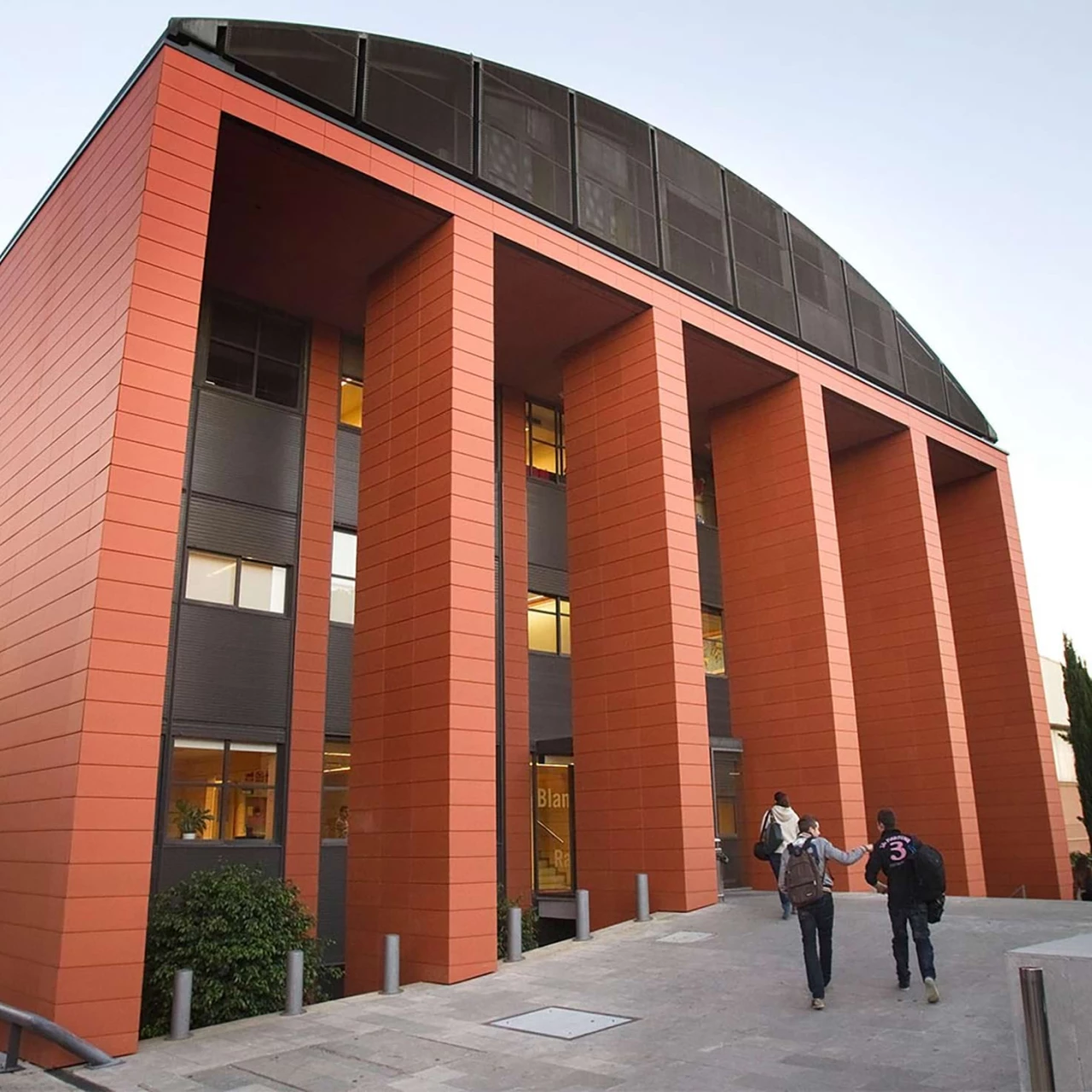 Auf dem Bild wird die Partnerhochschule von der PHTG in Barcelona Spanien gezeigt. Der Name von ihr ist Universitat Ramon LLULL Barcelona, Spanien.