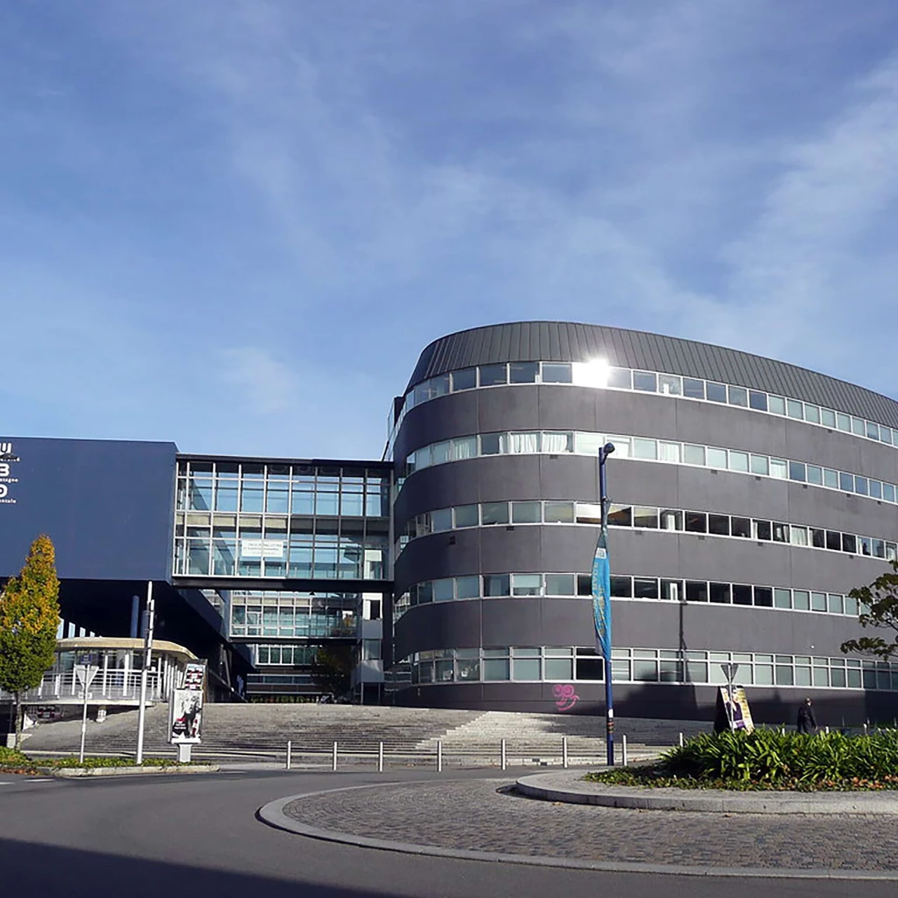 Auf dem Bild wird die Partnerhochschule von der PHTG in der Bretagne Frankreich gezeigt. Der Name von ihr ist INSPÉ Bretagne, Rennes, Frankreich.