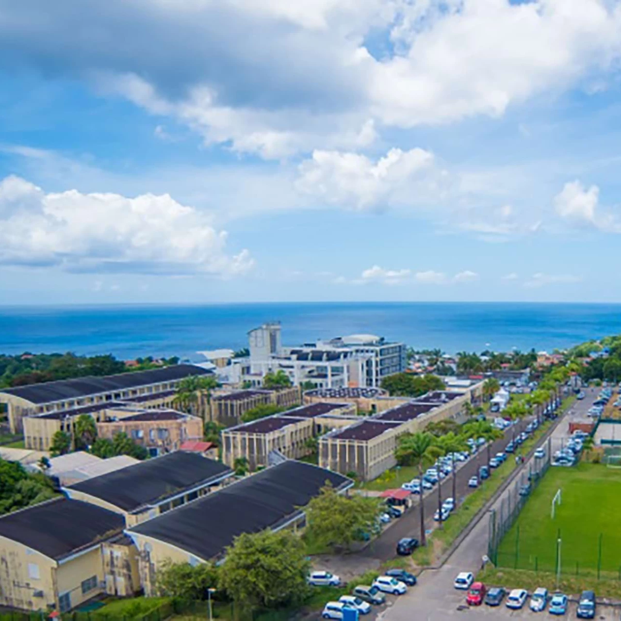 Auf dem Bild wird die Partnerhochschule von der PHTG in Antilles Frankreich gezeigt. Der Name von ihr ist Université des Antilles,  Frankreich, INSPÉ.