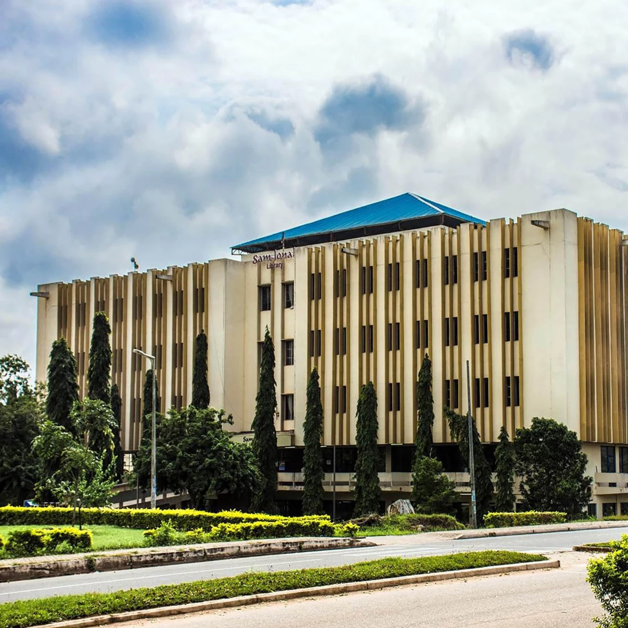 Auf dem Bild wird die Partnerhochschule von der PHTG in Ghana gezeigt. Der Name von ihr ist University of Cape Coast, Ghana.