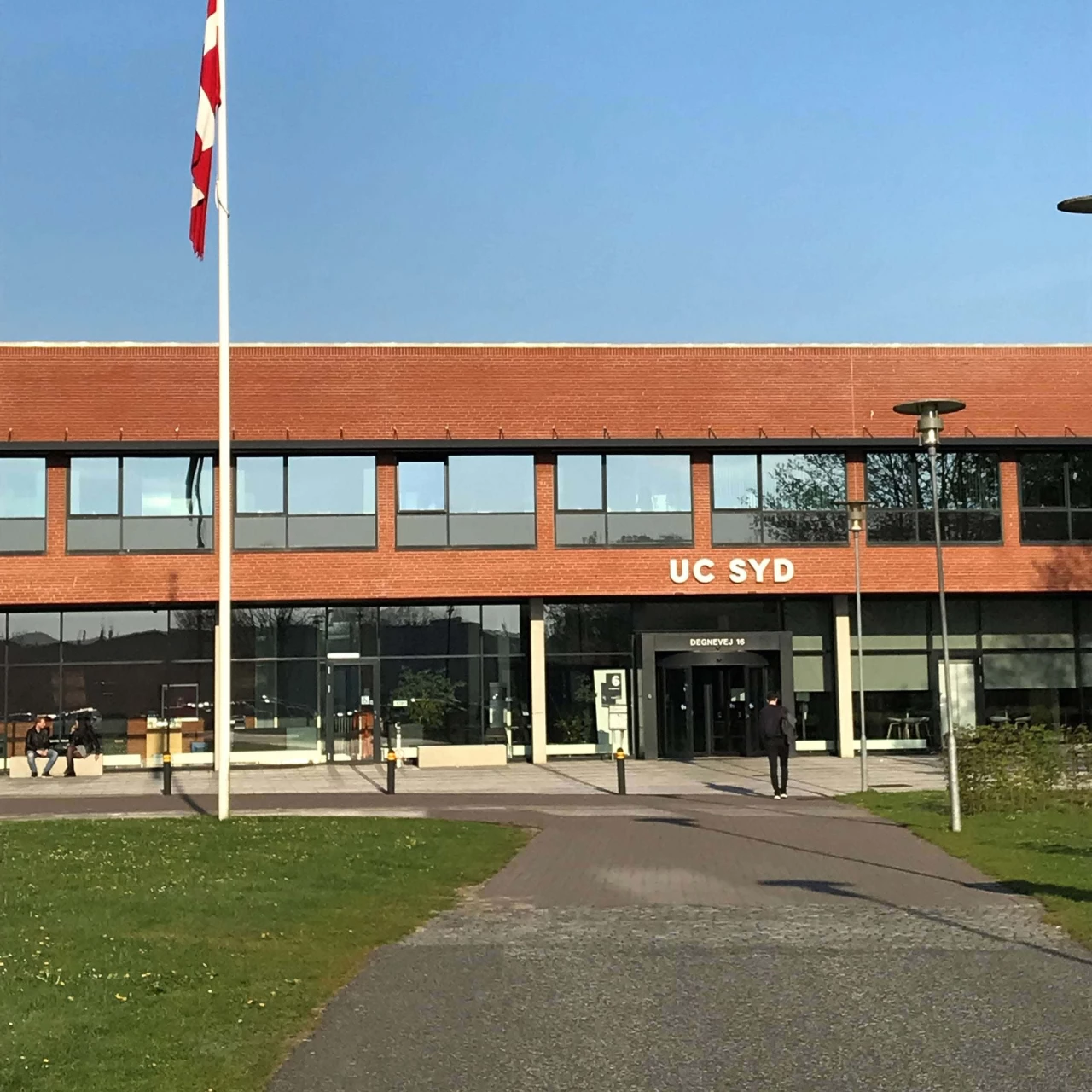 Auf dem Bild wird die Partnerhochschule von der PHTG in Dänemark gezeigt. Der Name von ihr ist University College South Denmark (UCSYD).