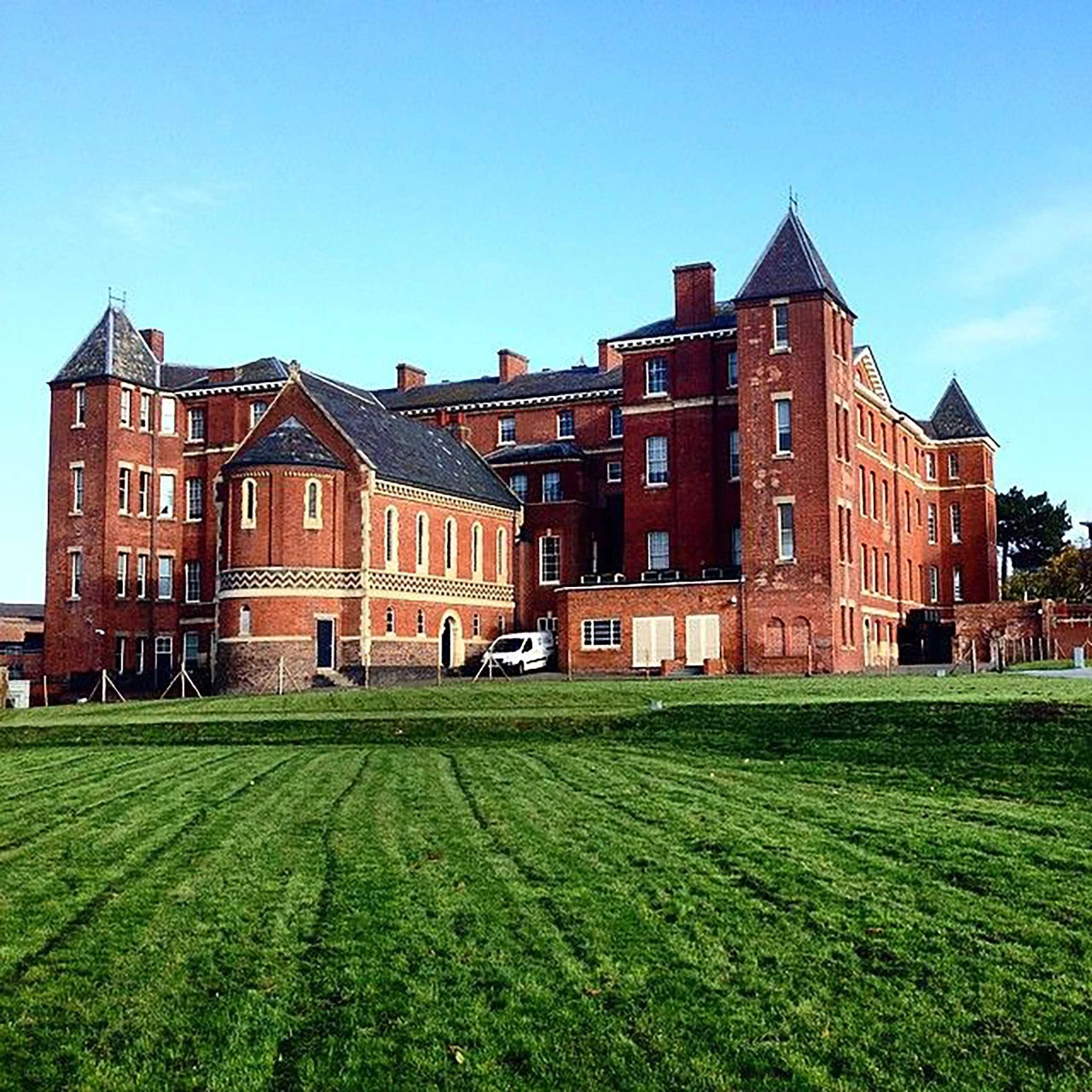 Auf demBild wird die Partnerhochschule von der PHTG in Worcester England gezeigt. Der Name von ihr ist University of Worcester, Grossbritannien.