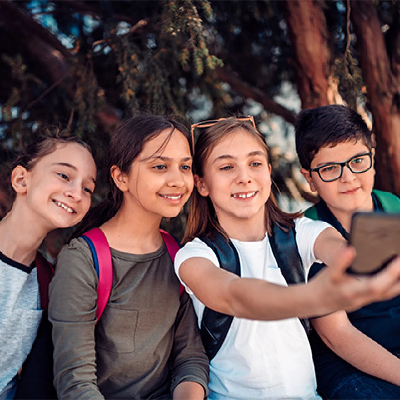 Flo# ist ein Präventionsprogramm, das Schulen dabei unterstützt, Kinder und Jugendliche zu einem sicheren, verantwortungsvollen und kreativen Umgang mit digitalen Medien zu begleiten.